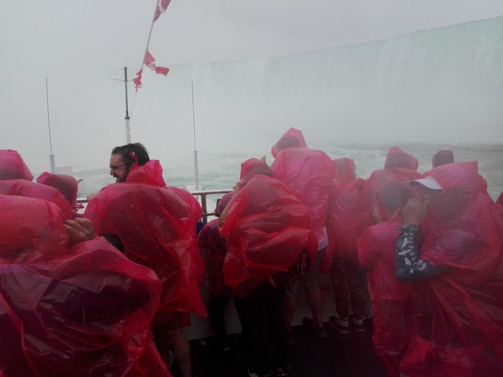 На няколко десетки метри от Horseshoe Falls (Конската подкова). Мокри до костите. Корабчето отива и почти до падащата вода но там вече е невъзможно да се снима – влагата е невероятна. Грохота обаче не е същият като този, който е описал Алеко – дали защото неговият майсторски пътепис предразполага към по-големи очаквания или пък той самият е бил прекалено опиянен от красотат или пък водопада се е просто променил за изминалите години...