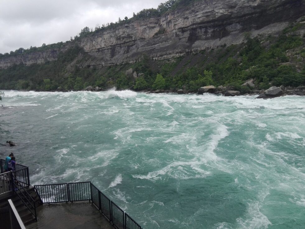 Няколко километра по-надолу по течението на реката се намира White Water (Бялата вода). До водата се слиза с асансьор и после се минава през около 70 метров тунел. Самата разходка покрай реката е около 300 метра (естествено платена) Водата не е съвсем бяла, зелена е. Това се дължи на минералите, които влече. Има силно абразивно действие. Според информационите табели на място, вълните достигат до 9 метра а скоростта на водата около 48 км/ч.