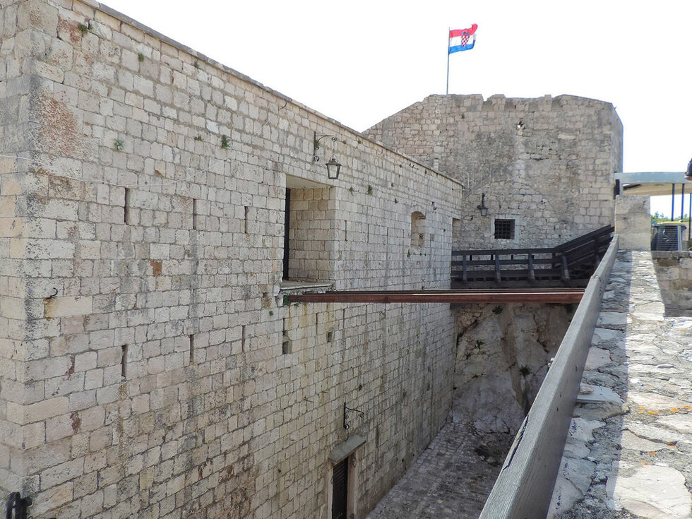 Тя датира от XVI век и е известна като Фортица (от италианската дума fortezza – укрепление) или Шпаньола.