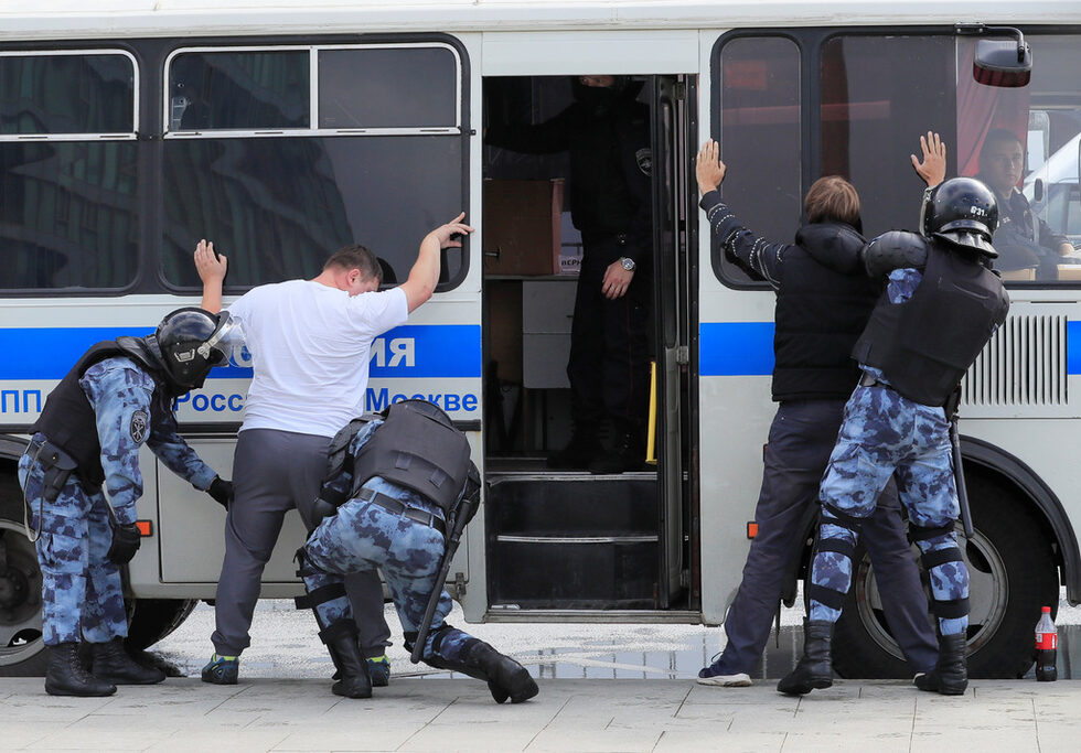 Към ранния следобед според руските власти на протеста са присъствали 350 души, а броят на задържаните е 30. Неправителствената организация "ОВД-инфо" обаче твърдеше, че са арестувани най-малко 381 души. Групата поддържа гореща линия, чрез която отразява арестите. По нейни данни сред задържаните е имало журналисти, а поне 6 души са били бити от служители на полицията. 3 часа по-късно и двете страни обявиха за поне 600 задържани.
