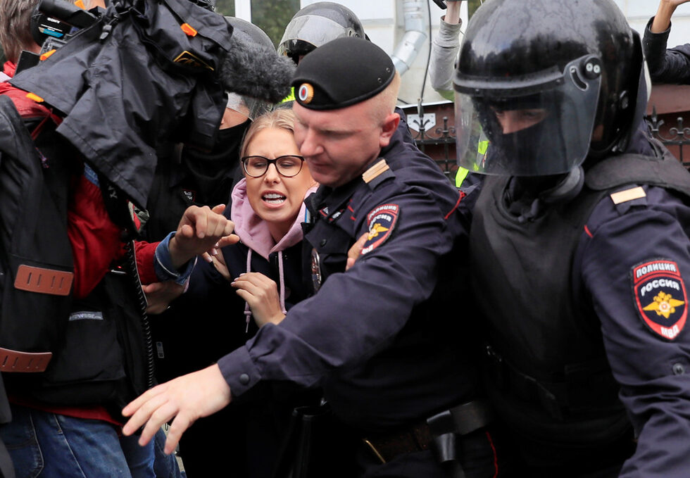 <a href="https://www.dnevnik.bg/sviat/2019/08/03/3946869_centurut_na_moskva_e_zadrusten_ot_policiia_otnovo_sa/" target="_blank">Централни части на руската столица бяха задръстени с полицаи</a>, части за борба с безредиците и отряди на бившите вътрешни войски, за да пресекат опитите за каквото и да е събиране на желаещи да протестират срещу недопускането кандидати на опозицията до изборите за местни власти. В подкрепа на московчани имаше и протест в Санкт Петербург с участието на около 1000 души.<br /><br />Преди началото на протестите руските власти задържаха един от лидерите на опозицията в страната - Любов Собол. Тя е пътувала с такси, което е било спряно от полицията и е била вкарана в черен полицейски микробус. Собол е един от кандидатите на опозицията, които не бяха допуснати до местните избори. Именно това се превърна в причина за протестите.