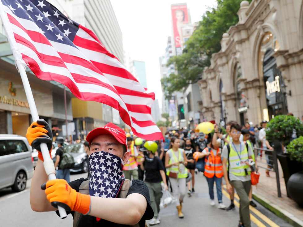 <a href="https://www.dnevnik.bg/photos/2019/08/03/3946856_fotogaleriia_protestite_v_honkong_produljavat_veche_4/?pic=1" target="_blank">Протестите в Хонконг </a>продължават, а напрежението между демонстрантите и органите на реда все още е високо. Предвидени са протестни действия и през неделя, съобщава "Би Би Си".Някои демонстранти вече призовават управника на Конконг Кари Лам да подаде оставка. Те искат и по-добра демокрация. Четири месеца след началото на протестите, предизвикани от спорен законопроект за екстрадация, техният край не се вижда.