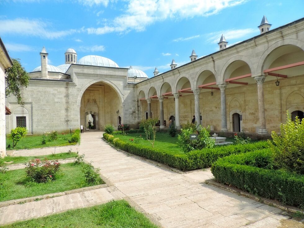 В болницата се лекуват пациенти в продължение на над 400 години до 1909 г. До болницата е разположено медицинско училище, в което се обучават лекари за Отоманската империя до края на XIX век. Болницата и училището формират един от най-важните медицински центрове в Отоманската империя.