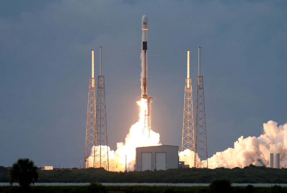 Момент от излитането на ракетата SpaceX Falcon 9 от военновъздушната база ''Кейп Канаверал'' във Флорида, САЩ, носеща на борда си израелски спътник за търговски комуникации.