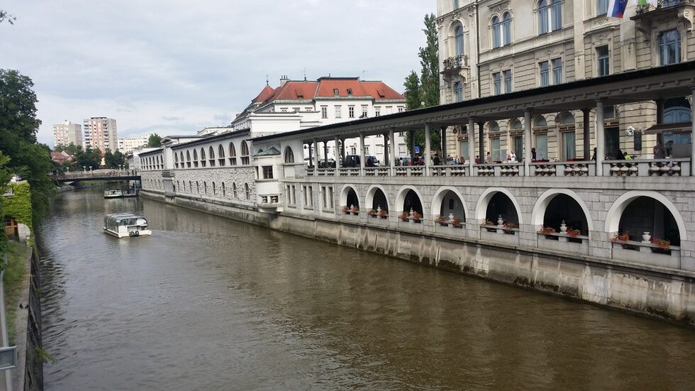 Край реката се карат колела и ролери, пие се бира или се присяда направо на тротоара. Но посетителят може да избере да се движи и с темпото на реката.