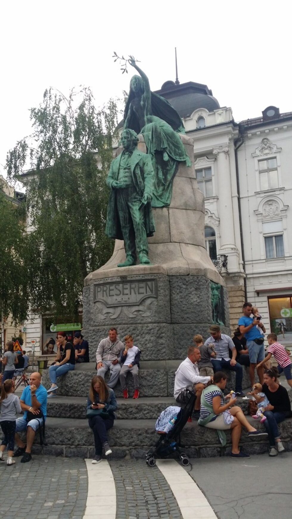 Тук се издига паметник на поета-патриот Франц Прешерен, чието творчество служи за патриотичното възпитание на словенците. Площадът носи неговото име.