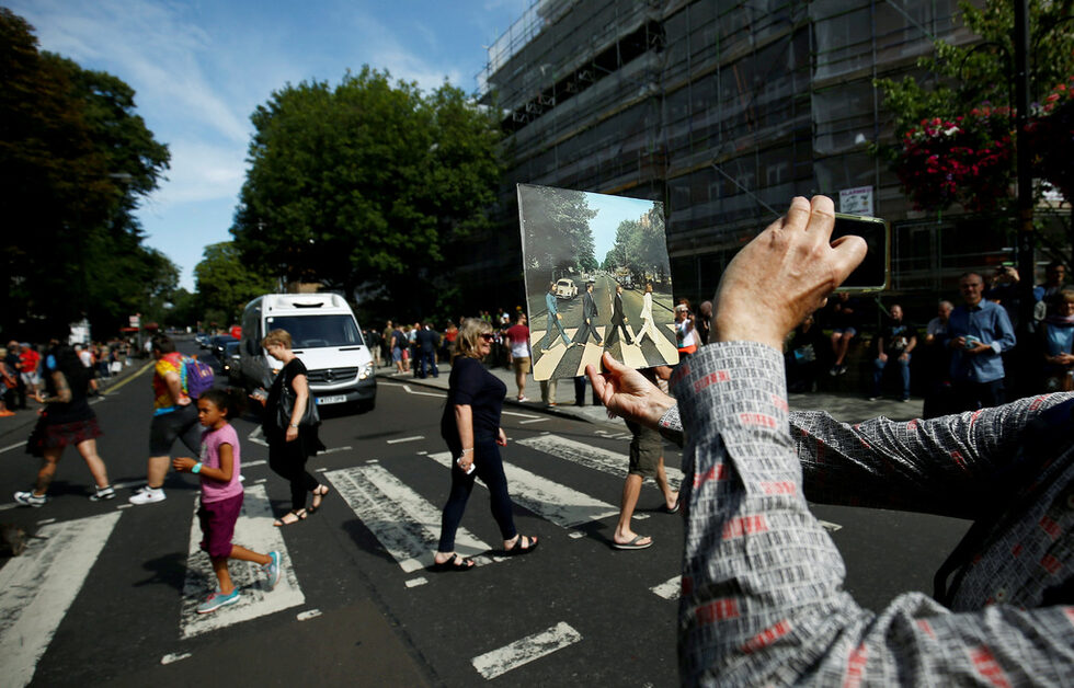 Обложката на Abbey Road е единствената, на която не е изписано нито заглавието на албума, нито името на групата.