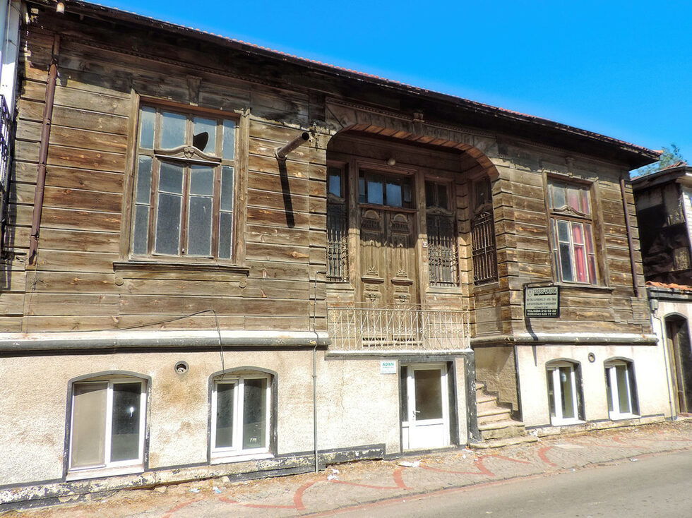 Синагогата е открита отново на 26 март 2015 г. Провежда се официално честване и сутрешна молитва, на които присъстват около 500 членове на турската еврейска общност, включително лидера на еврейската общност в Турция Ицхак Ибрахимзадех. Службата се води от равин Давид Азуз, който е водил и последната служба 36 години по-рано. (На снимката е една от старите къщи в т.нар. Еврейски квартал на Одрин.)