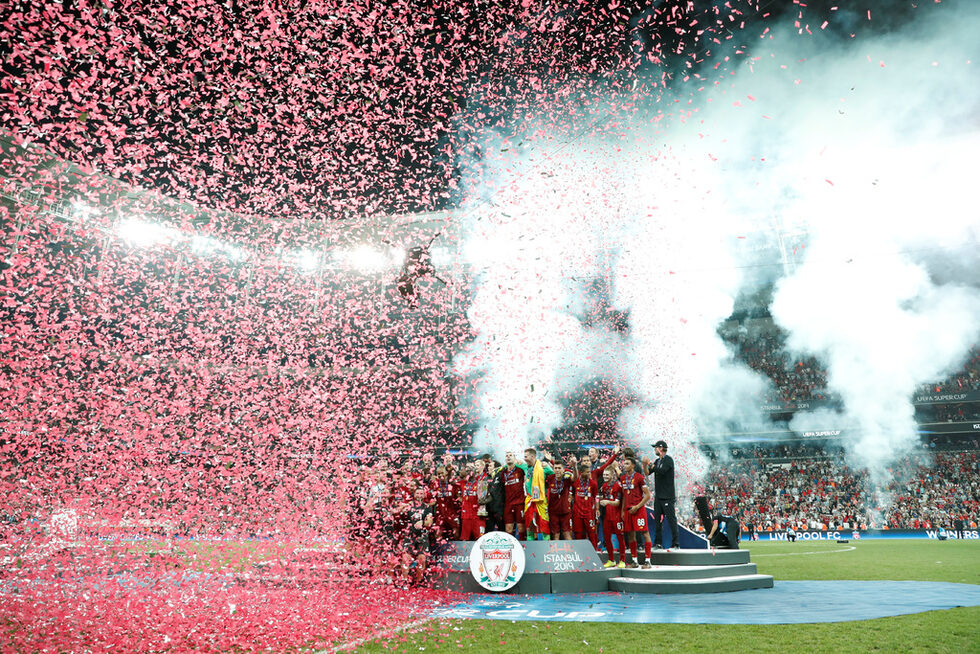 Футболистите на "Ливърпул" празнуват спечелването на <a href="https://www.dnevnik.bg/sport/2019/08/15/3951174_livurpul_otnovo_likuva_v_istanbul/" target="_blank">Суперкупата на Европа</a>, след като надвиха с 3:2 "Челси" след изпълнение на дузпи. Носителят на Шампионската лига пречупи шампиона в Лига Европа в емоционален сблъсък в Истанбул.
