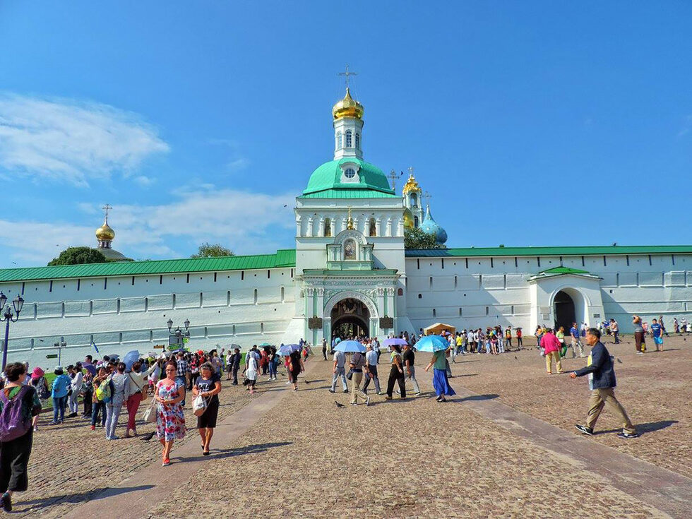 На 75 км североизточно от Москва се намира град Сергиев Посад (Загорск по съветско време). Излъскан по повод 700-ата годишнина на св. Сергий през 2014 г., манастирът в него е активен религиозен център с видимо население от монаси, които живеят там. В манастира има болница и старчески дом за свещеници.