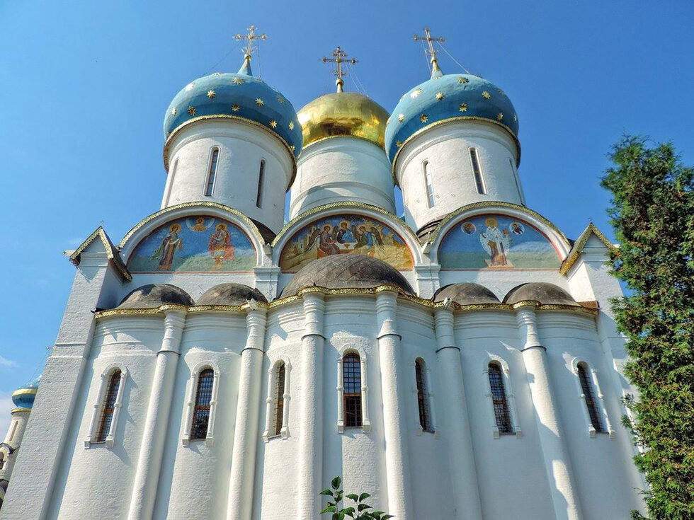 Сини и златни куполи на фона на снежнобели стени – тези цветове са в ядрото на руското възприятие за божествеността и манастирът в Сергиев Посад е христоматиен пример.