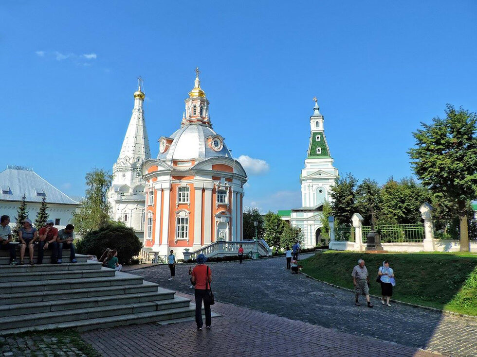 Сергиев Посад след Втората световна война е резиденция на руския патриарх и е действащ манастир. Патриархът и административният център на руската църква се местят в Даниловския манастир в Москва през 1988 г., но Свято Троицката Сергиева Лавра остава най-важното духовно място в Русия.