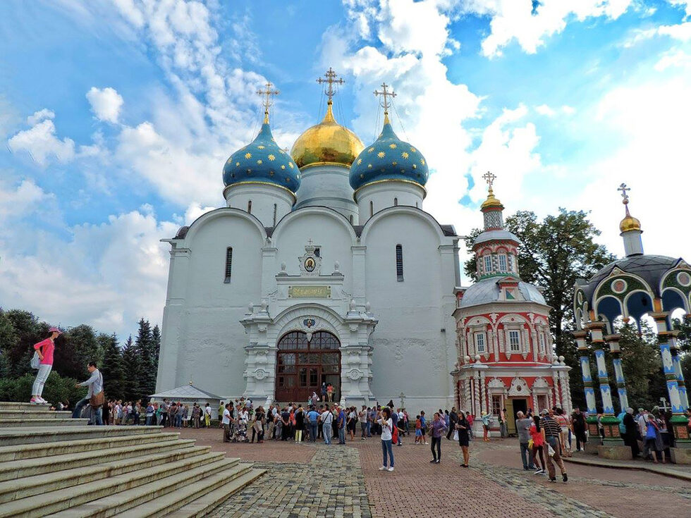 Успешното нападение на Иван Грозни срещу Казан през 1552 г. е вдъхновено от съвета на игумена Басян, който е начело на Свято Троицката Сергиева Лавра, и царят изразява благодарността си, като заповядва строителството на катедралата "Успение Богородично". Катедралата е със сини куполи на звезди (синьото е цветът на Богородица) и е завършена през 1585 г. с дарените от Иван Грозни пари като израз на покаяние заради убийството на сина му.
