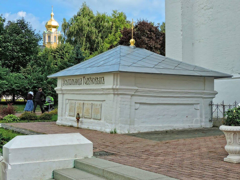 Тя е завършена през 1585 г. по време на регентството на Борис Годунов, който заедно със семейството си е погребан в скромна гробница до стените на катедралата.