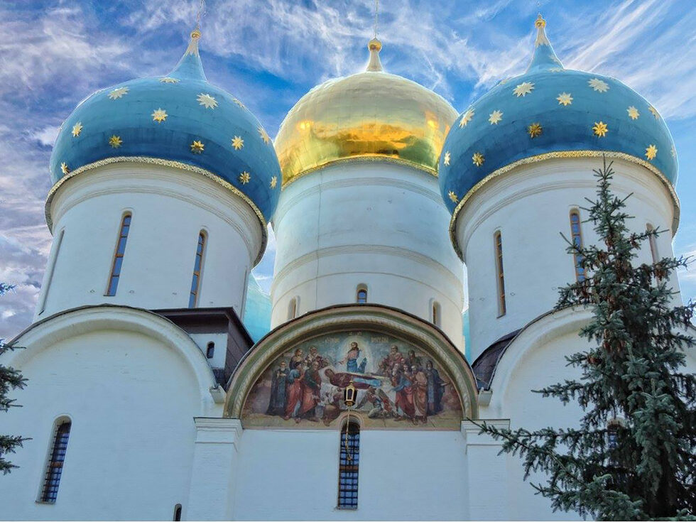 Катедралата е сходна по структура на едноименната катедрала в Кремъл и е еднакво впечатляваща. Основната разлика е в цветовата схема: тук белите стени контрастират с четири лазурни купола и по-голям централен златен купол.