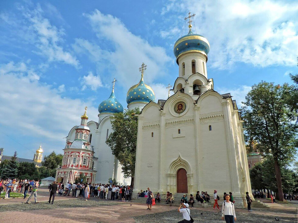 Момчето-цар е спасено единствено от светостта на мястото и от щастливото пристигане на лоялен кавалерийски полк.