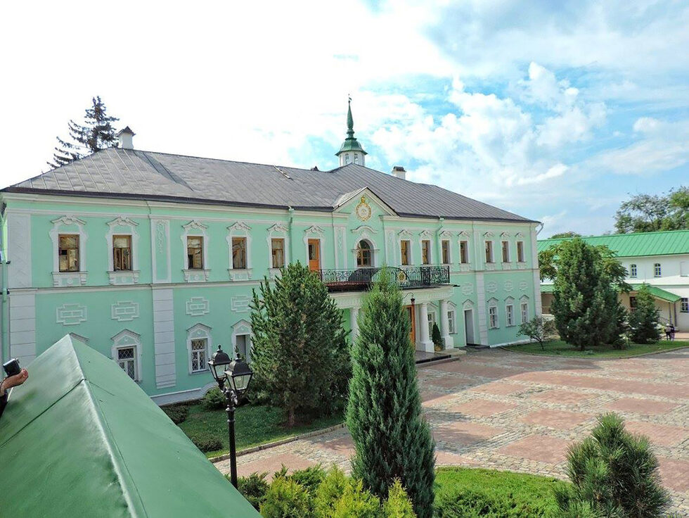 Зелената сграда до трапезарията-църква е жилището на митрополита.