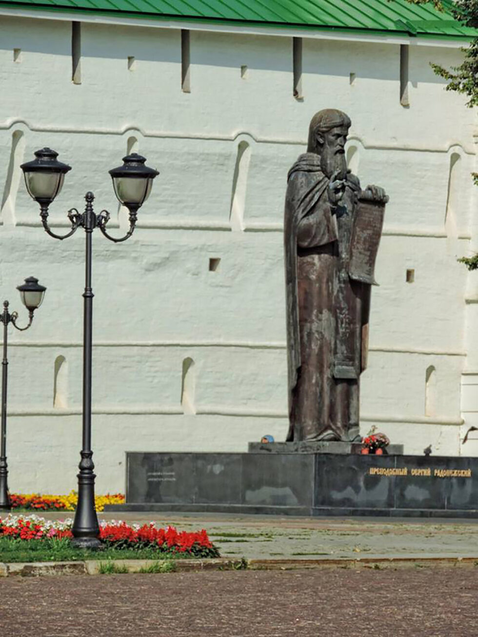 През 1340 г. св. Сергий от Радонеж основава манастира, който скоро ще се превърне в духовния център на руското източноправославие. Св. Сергий е почитан заради осигуряването на мистична подкрепа на принц Дмитрий Донски в неговата невероятна победа срещу татарите в битката при Куликово поле през 1380 г. Скоро след като умира на 78-годишна възраст, Сергий е наречен светец - покровител на Русия.