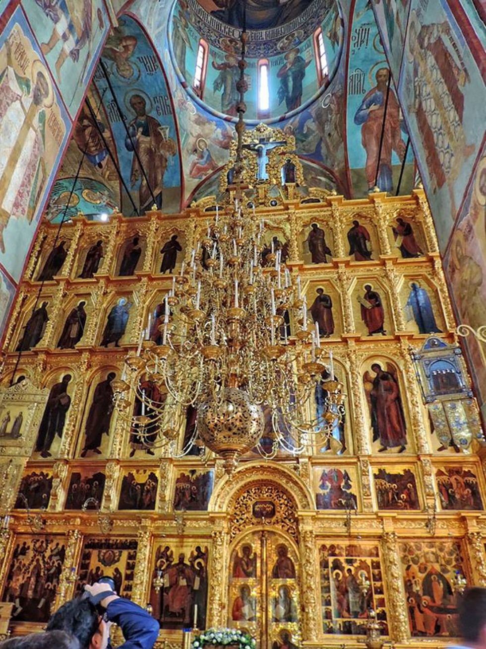 Вътре в катедралата двуглав орел стои като паметник на времето през 1685 г., когато бъдещият Петър Велики намира убежище тук с майка си и брат си от мародерстващите Стрелци.