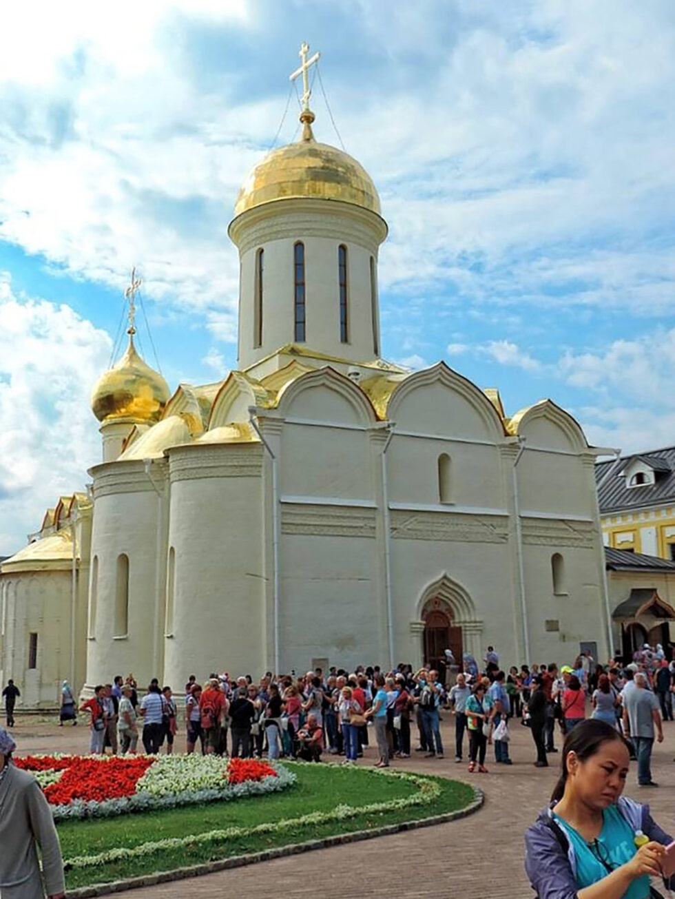 Гробът на св. Сергий е в югоизточния ъгъл, където мемориална служба за светеца продължава през целия ден, всеки ден, в продължение на 600 години. Тук се четат молитви за здраве само за живите и не се отдава почит на мъртвите. Тази внушителна белокаменна сграда с необичайни наклонени стени и златен купол става матрицата за руската църковна архитектура и е вдъхновението за Кремълската катедрала "Успение Богородично".
