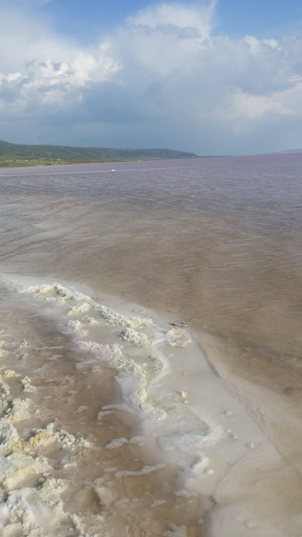 Хората тук не само се снимат в най-разнообразни пози, за които най-креативни са азиатските туристи по традиция, но и са съветвани и повечето го правят - да си потопят краката. С лечебна цел.