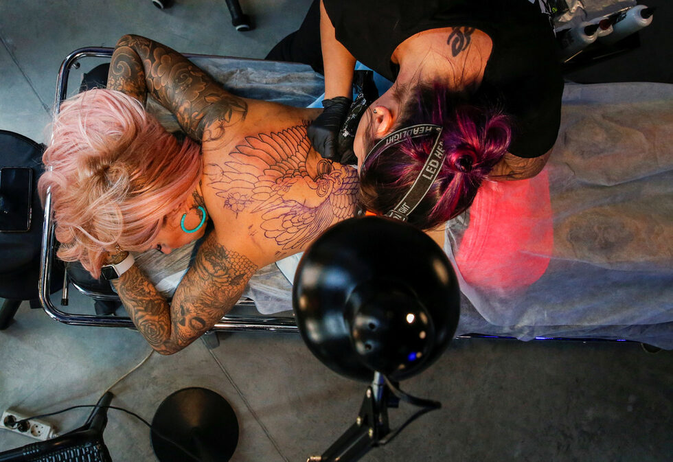 Татуист прави татуировка на клиент по време на фестивала на татуировките Almaty Tattoo United 2019 в Алмати, Казахстан.