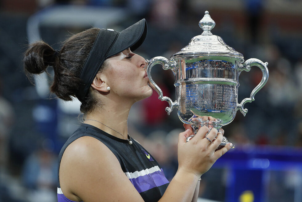 <a href="https://www.dnevnik.bg/sport/2019/09/08/3960228_tiineidjurkata_andreesku_prekurshi_mechtata_na_serena/" target="_blank">Канадската тенисистка Бианка Андрееску е шампионката на US Open, </a>след като победи на финала носителката на шест трофея в Ню Йорк Серена Уилямс - 6:3, 7:5. Срещата продължи само час и 40 минути, но предложи голямо зрелище. Андрееску е едва на 19 години, като тя е първата тийнейджърка от Мария Шарапова през 2006 г., която печели в Ню Йорк.