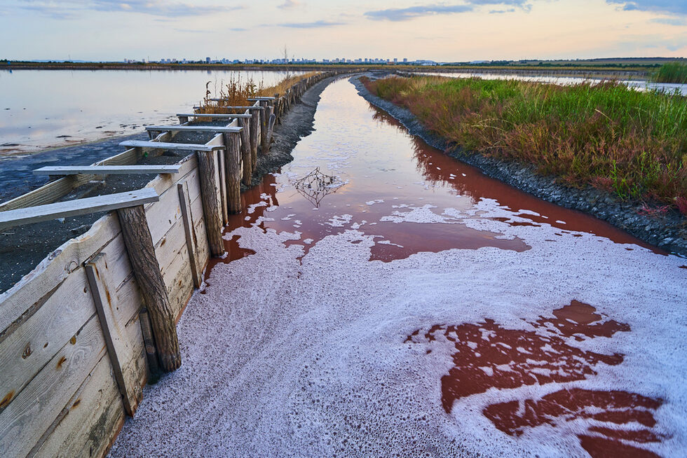 Водите се придвижват между басейните чрез сложна система от канали.