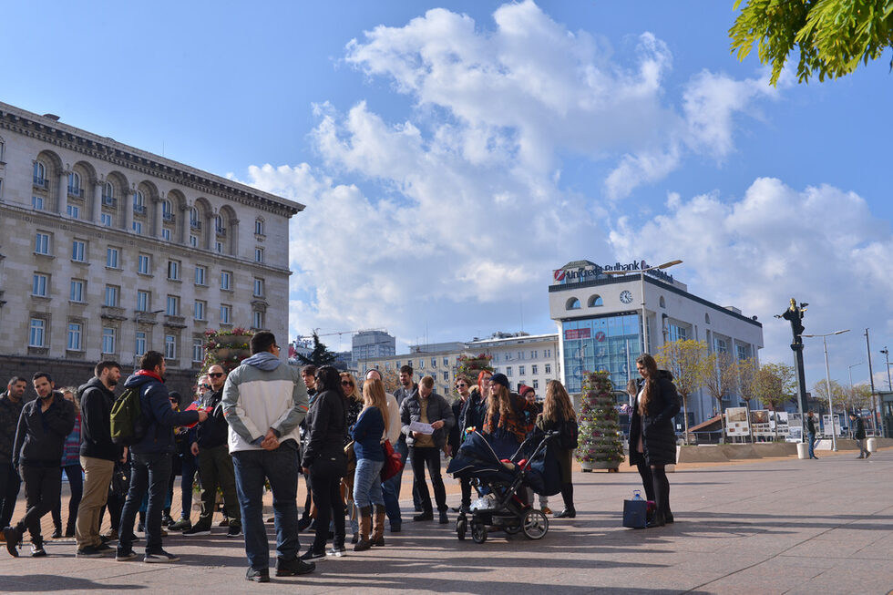 <a href="https://www.dnevnik.bg/na_put/2019/09/11/3961259_sofiia_za_purvi_put_organizira_nosht_na_hotelite_za/" target="_blank">"Нощ на хотелите ще превърне жителите на София в туристи"</a> - предварителната информация за начинанието на софийските хотелиери предизвика интереса на 25900 читатели.
