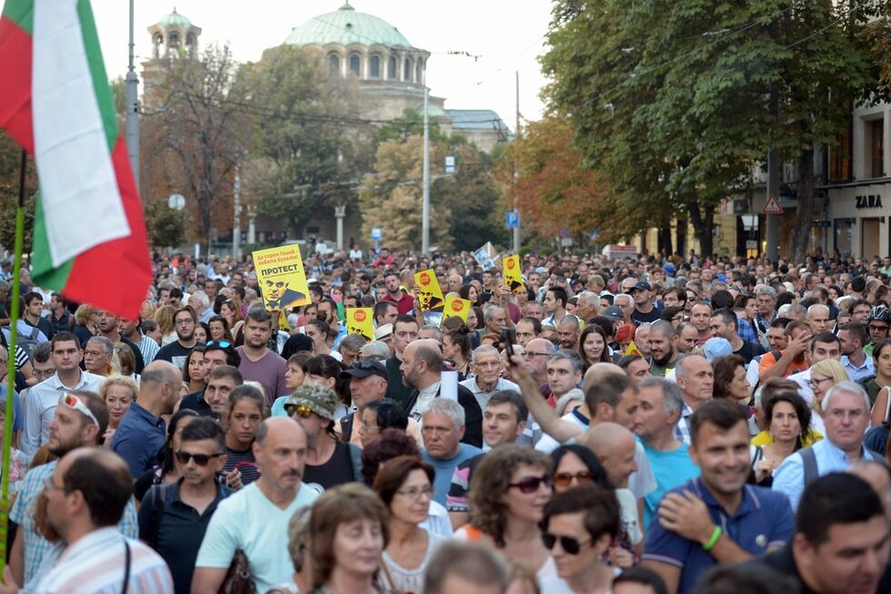 Хиляди граждани се събраха на протеста срещу избора на главен прокурор във вторник вечер в София. Маршът за право и свобода, както беше обявен, започва пред Съдебната палата, но този път на него имаше поне две ясни групи провокатори и една с плакати в подкрепа на Димитър Желязков-Очите.<br /><br />На един площад разстояние пред Президентството и Министерския съвет "Пик" организира контрапротест, обявен в защита на Иван Гешев като кандидат за главен прокурор.<br /><br /><strong>В тази галерия са събрани кадрите на фоторепортерите на "Дневник" от двете събития. </strong>
