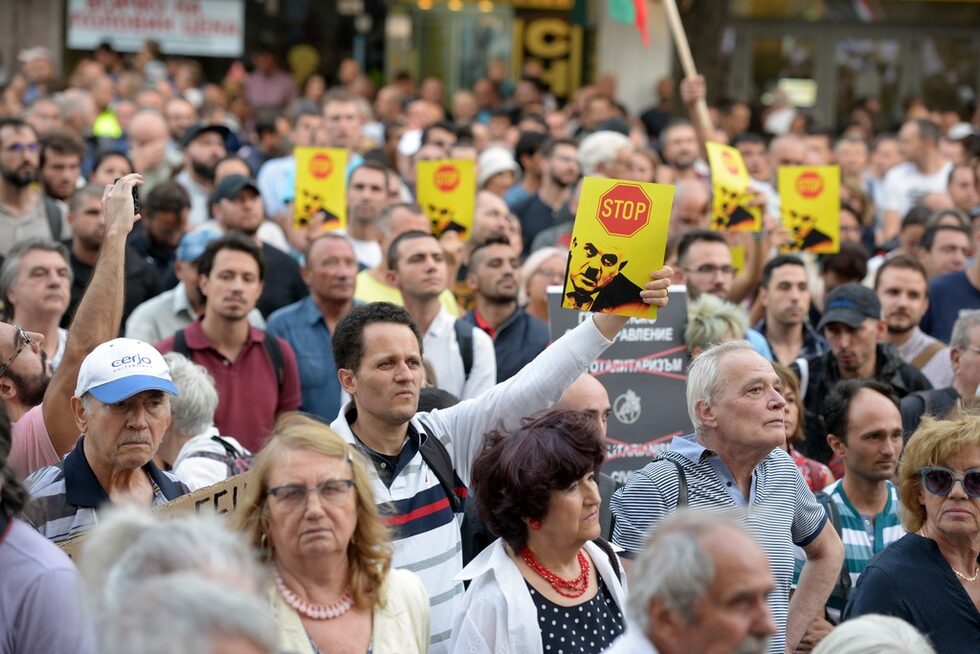 Хората, които дойдоха да подкрепят посланията на протеста, издигнаха плакати срещу избора на Иван Гешев. <br /><br />Първият такъв протест се случи през лятото и също събра хиляди.