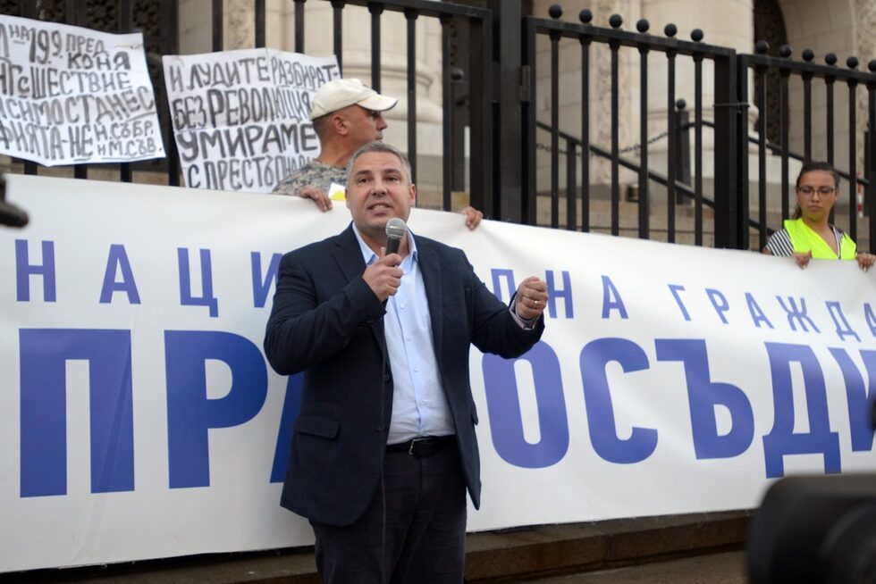 Пред събралите се говори и съдия Методи Лалов, който е в оставка, но ВСС все още не го освобождава и бави подготовката на кандидатурата му за водач на листата за общински съветници на "Демократична България"