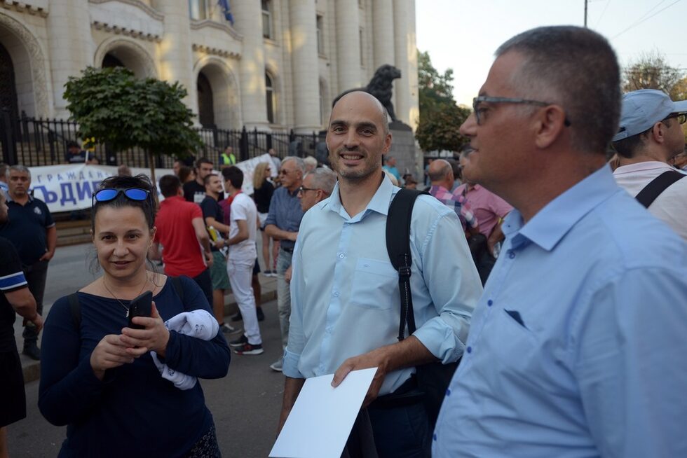 Кандидатът за кмет на коалиция "Демократична България" Борислав Игнатов също беше забелязан на протеста.<br /><br />Във "Фейсбук" той написа че е на протеста "в защита на свободата и човешкото достойнство!"