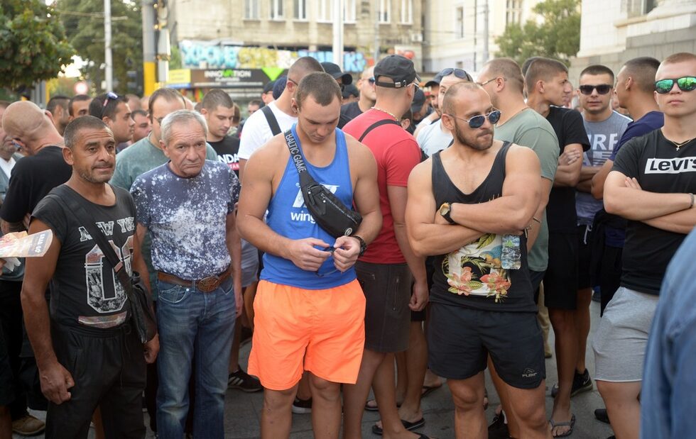 Те отказнаха да отговарят на репортерски въпроси. <br /><br />Една изпусната реплика пред репортер на "Дневник" беше, че са от Перник. А друга - че са студенти. Какво правят тук - отказваха да обяснят.