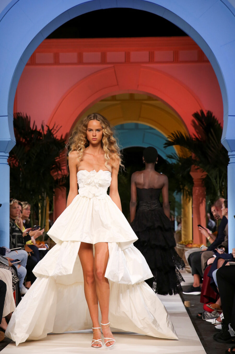 <a href="https://www.dnevnik.bg/photos/2019/09/11/3961786_fotogaleriia_moda_vduhnovena_ot_rodinata_na_oskar_de/?ref=home_photos" target="_blank">Модната къща на покойния дизайнер Оскар де ла Рента </a>представи най-новата колекция за пролетта на 2020 г. в рамките на Седмицата на модата в Ню Йорк с творенията на дизайнерите Лаура Ким и Фернандо Гарсия.