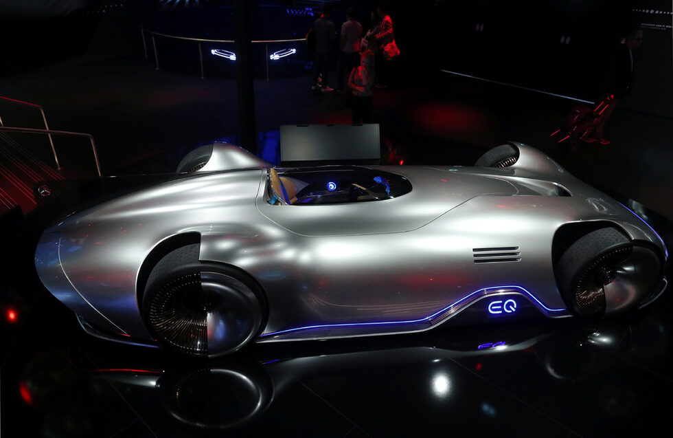 Мерцедес-Бенц EQ Silver Arrow беше представен на международното автомобилно изложение във Франкфурт, Германия.