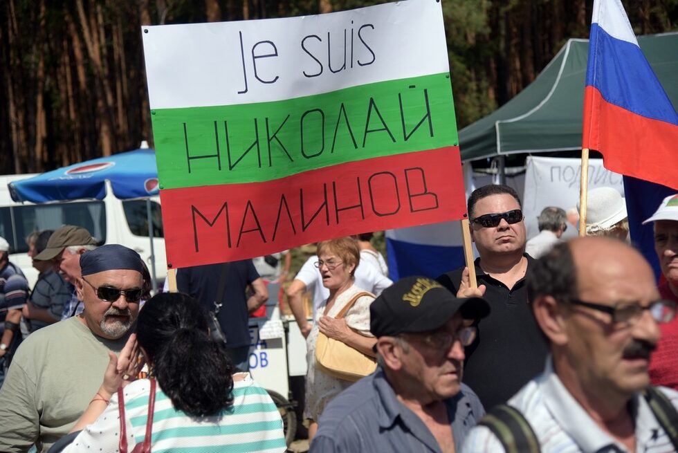 "Аз съм русофил, арестувайте ме" - под това мото на традиционния събор на движението "Русофили" край язовир "Копринка" се събираше подписка в подкрепа на лидера Николай Малинов.В знак на солидарност с лидера си участници в събора донесоха плакат с надпис Je suis Николай Маринов (Аз съм Николай Малинов - фр.) по пример на слогана за солидарност с журналистите от френския сатиричен седмичник "Шарли Ебдо" ( Je suis Charlie), станали обект на терористично нападение през 2015 г.