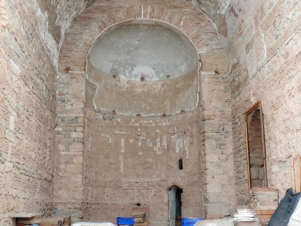 В залата (ойкос) има ниша с фонтан, покрит с цветни мраморни плочи. Стаята на юг от залата е идентифицирана като частна базилика.