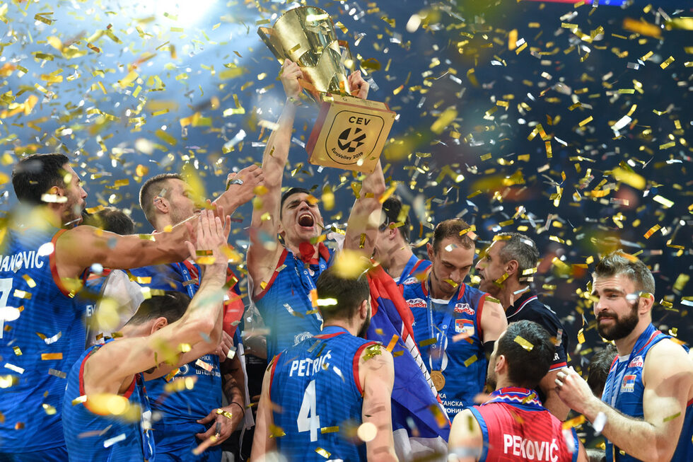 Сърбия е новият <a href="https://www.dnevnik.bg/sport/2019/09/29/3969853_surbiia_stupi_na_trona_v_evropeiskiia_voleibol_sled/" target="_blank">европейски шампион по волейбол,</a> като надви Словения с 3:1 (19:25, 25:16, 25:18, 25:20) в първия Балкански финал. Тимът, воден от Слободан Ковач, направи обрат, като игра по отличен начин след първия гейм.<div> </div>