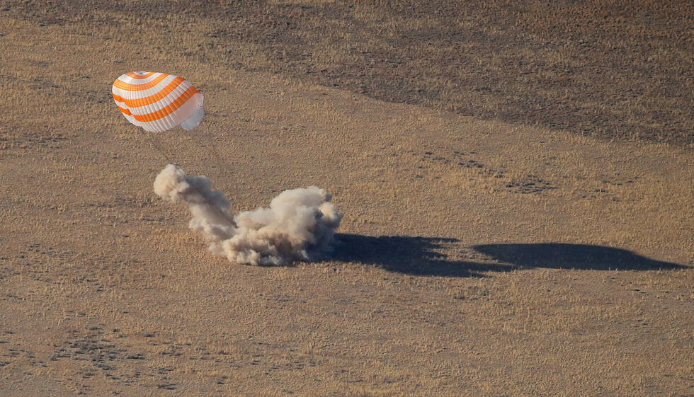 Приземяването на космическата капсула Soyuz MS-12 в Казахстан.