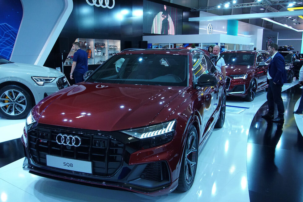 "Ауди" SQ8 (на преден план) и SQ7 също са пред премиерите. Техният V8 дизел генерира мощност от 435 конски сили и максимален въртящ момент 900 Нм.