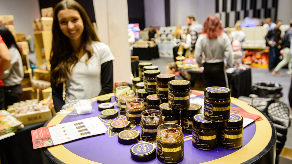 Посетителите могат да опитат ръчно правен и фабричен шоколад, шоколадови бонбони, кремове, торти, петифури, печива и сладки от шоколад, сладкарски изделия, съпътстващи продукти като кафе, чай.