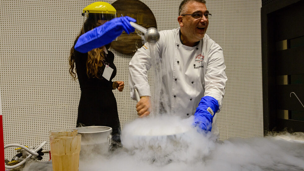 Трийсет майстори - шоколатиери представят 400 вида шоколад.