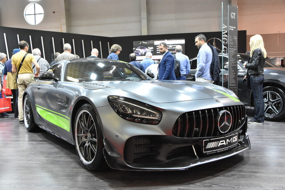 "Мерцедес - AMG" GT-R Pro се предлага в лимитирана серия от 750 автомобила, като една от тях беше представена на салона. Автомобилът използва V8 бензинов двигател с мощност 525 конски сили, ускорението до 100 км/ч отнема 3.6 секунди, а максималната скорост е 318 км/ч.