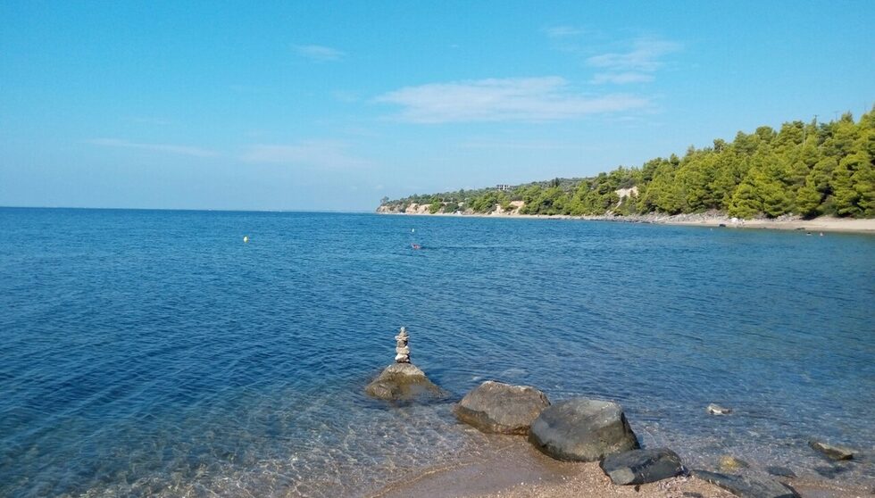 И топлото море е сякаш езеро.