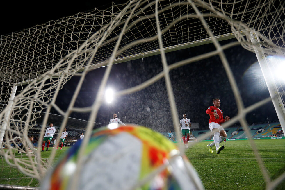Шест гола, слаб футбол и прояви на расизъм <a href="https://www.dnevnik.bg/sport/2019/10/14/3976630_futbolnite_nacionali_dopusnaha_pozorna_zaguba_ot/" target="_blank">белязаха мача с Англия, загубен с 0:6 в София</a>.