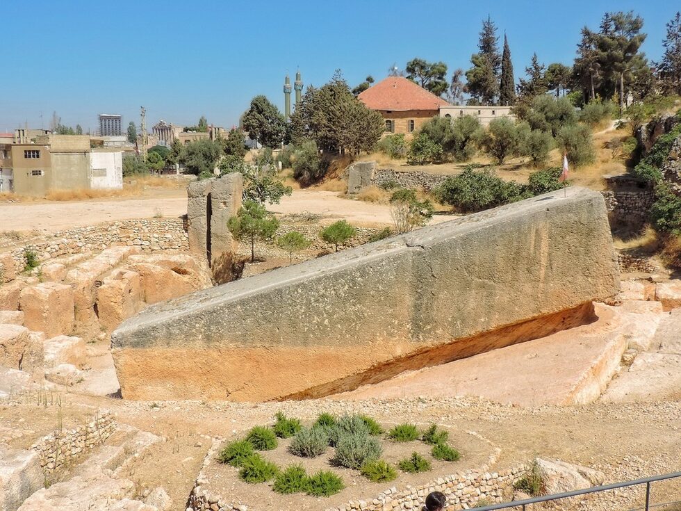 Блоковете са сечени в близка кариера за варовик, където екип от Германския археологически институт в партньорство с техни колеги от Ливанския университет откриват това, което е наречено най-големия каменен блок от античността, тежащ над 900 тона и съответстващ на тези, които поддържат храма на Юпитер. Никой не знае по чие нареждане или защо е изсечен този каменен мегалит, както и защо е изоставен.