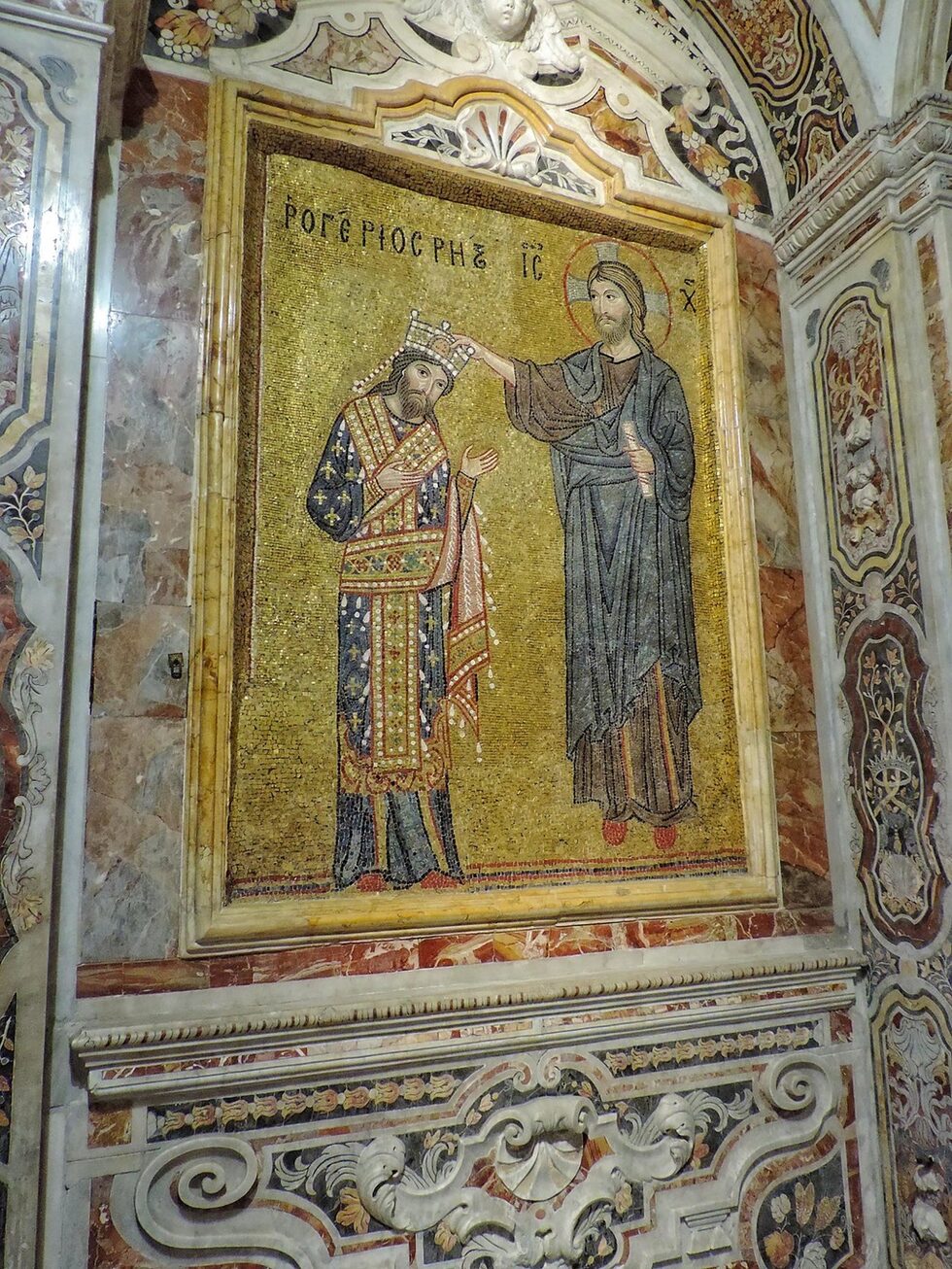 Крал Роджър II, коронясван от Христос, посреща посетителите на входа. 