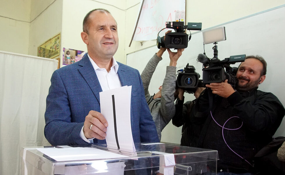 Президентът Румен Радев гласува на местните избори в столичния кв. "Редута", като заяви, че прави това "с очакването София да се развива като столицата на страната, като град в интерес на своите граждани, в който те живеят спокойно и сигурно, в който публичните средства се харчат прозрачно и ефективно, обществените услуги са качествени, а градоустройството е в хармония с природата". Той призова българите да гласуват днес и да не оставят някой да определя бъдещето вместо тях. Той коментира и <a href="https://www.dnevnik.bg/bulgaria/2019/10/27/3982438_radev_za_izbora_na_geshev_borisov_izbiaga_ot/" target="_blank">дали ще подпише указа за назначаването на Иван Гешев за главен прокурор.</a>