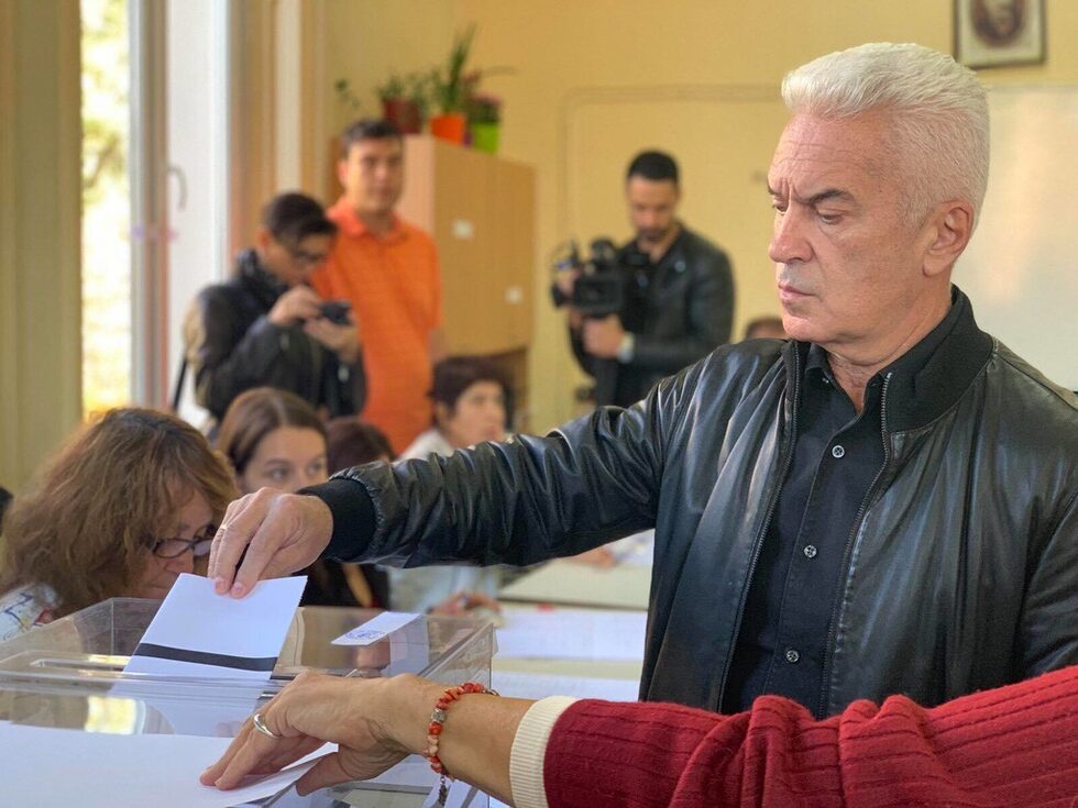 Кандидатът за кмет и лидер на "Атака" Волен Сидеров гласува за това столицата "най-после да има кмет мъж". За пореден път той подчерта, че ще спре и провеждането на гей парадите в града, както и че няма да оттегли подадената си през изминалата седмица оставка като депутат.